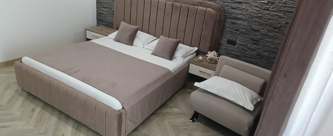 Camera tripla Deluxe